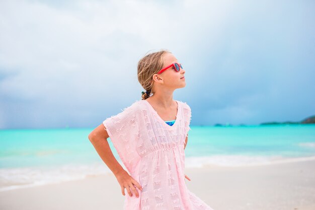 Ritratto di una bella ragazza sulla spiaggia ballare