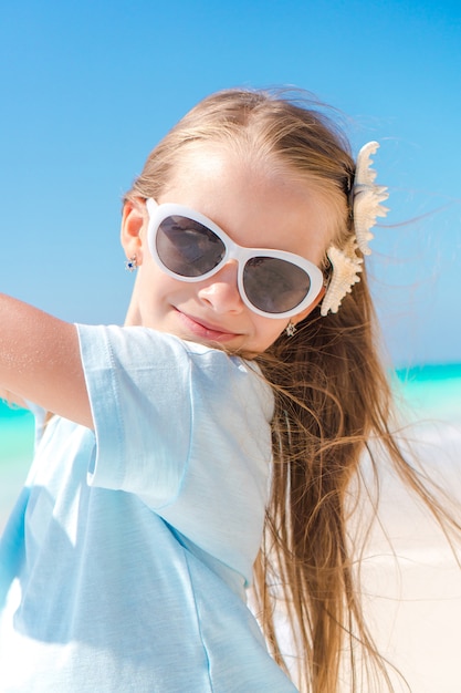 Ritratto di una bella ragazza sulla spiaggia