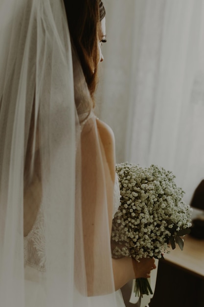 Ritratto di una bella sposa caucasica con un mazzo di fiori all'occhiello