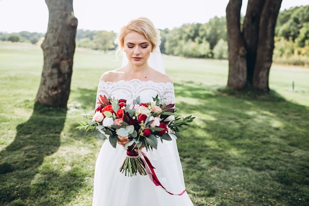 Ritratto di una bella sposa in natura