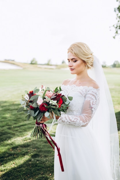 Ritratto di una bella sposa in natura