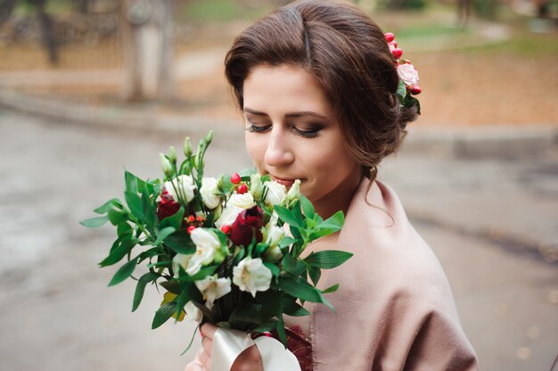 Ritratto di una bella sposa in un abito rosso