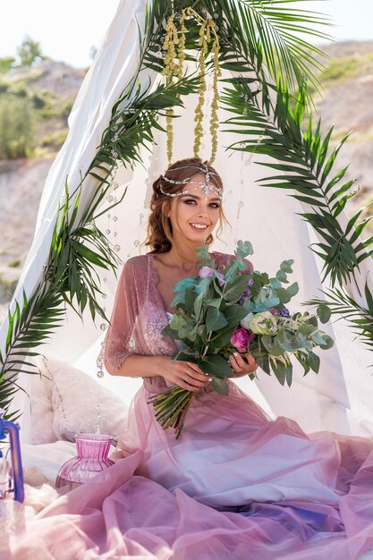 ritratto di una bella sposa sullo sfondo di un bellissimo lago