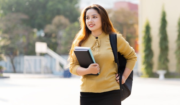 Ritratto di una bella studentessa asiatica all'università