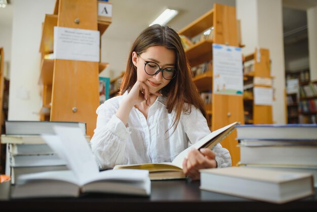 Ritratto di una bella studentessa in una biblioteca