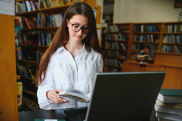 Ritratto di una bella studentessa in una biblioteca