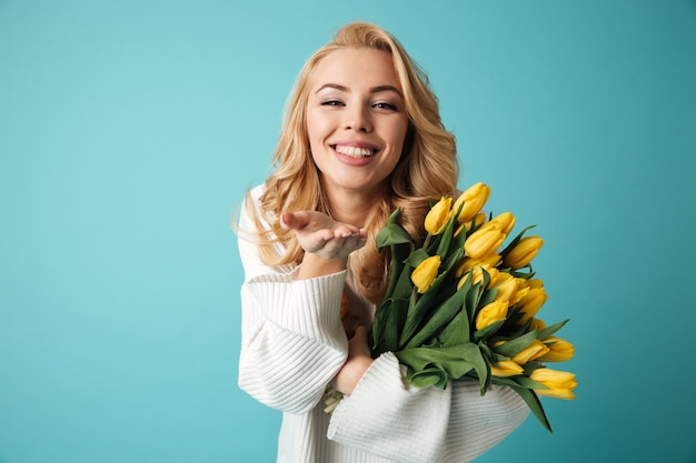 Ritratto di una bellissima giovane donna bionda in maglione