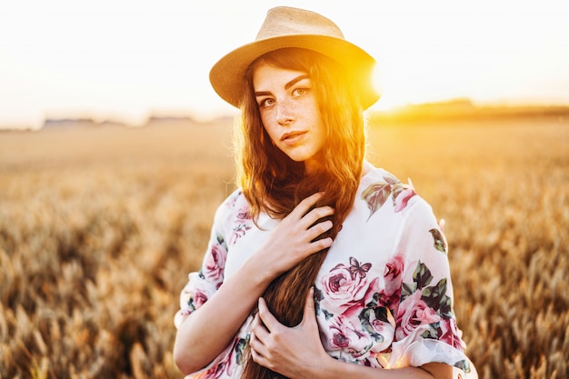 Ritratto di una bellissima giovane donna con i capelli ricci e le lentiggini