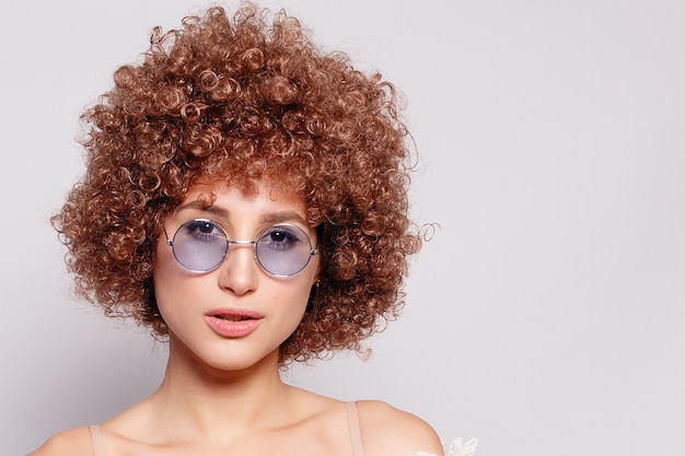 Ritratto di una bellissima giovane donna con taglio di capelli afrofro