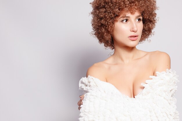 Ritratto di una bellissima giovane donna con taglio di capelli afrofro