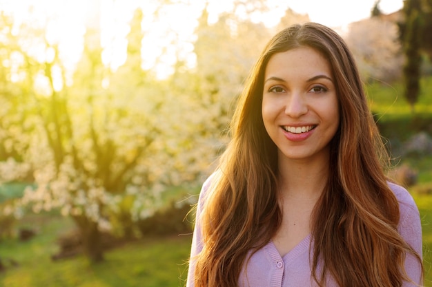 Ritratto di una bellissima giovane donna