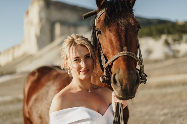 Ritratto di una bellissima sposa con cavallo