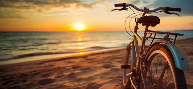 ritratto di una bicicletta con la luce del tramonto sulla spiaggia