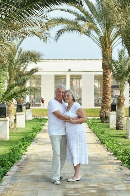 Ritratto di una coppia di anziani al tropic hotel garden