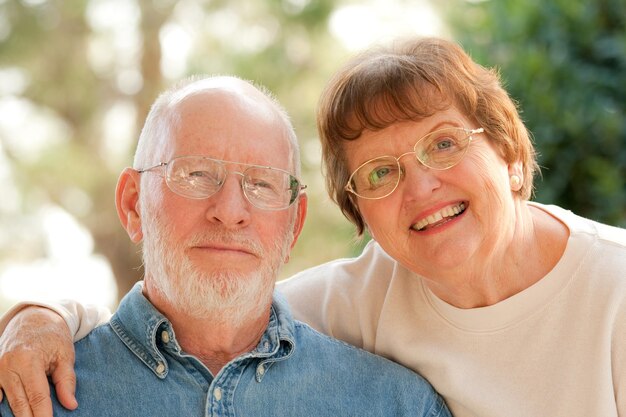 Ritratto di una coppia di anziani felici all'aperto