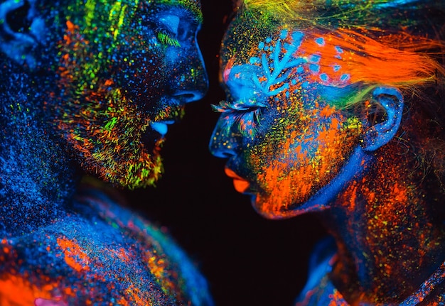 Ritratto di una coppia di innamorati dipinti in polvere fluorescente.