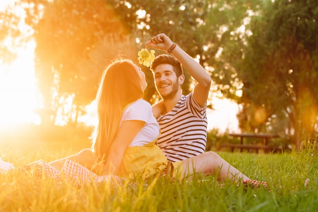 Ritratto di una coppia incinta felice ad un picnic.