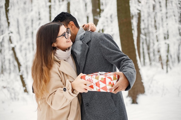 Ritratto di una coppia romantica che trascorre del tempo insieme nella foresta invernale