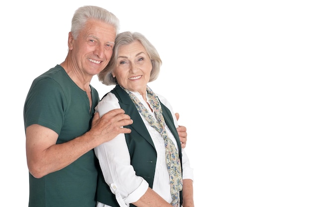 Ritratto di una coppia senior felice isolata su sfondo bianco