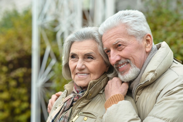 Ritratto di una coppia senior felice nel parco autunnale