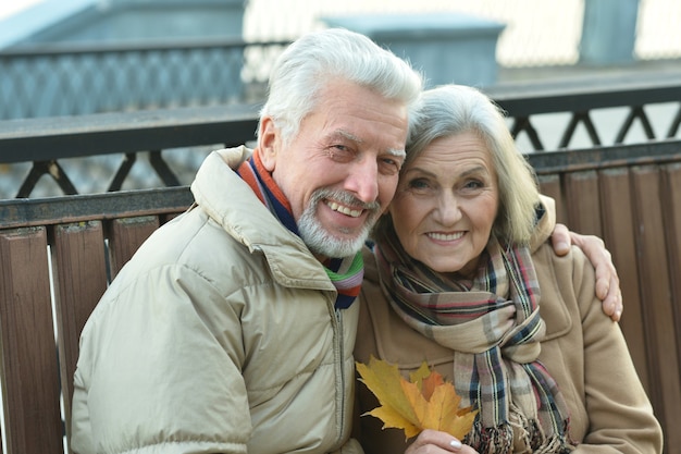 Ritratto di una coppia senior felice nel parco autunnale