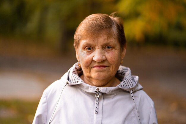 Ritratto di una donna adulta sorridente sullo sfondo sfocato