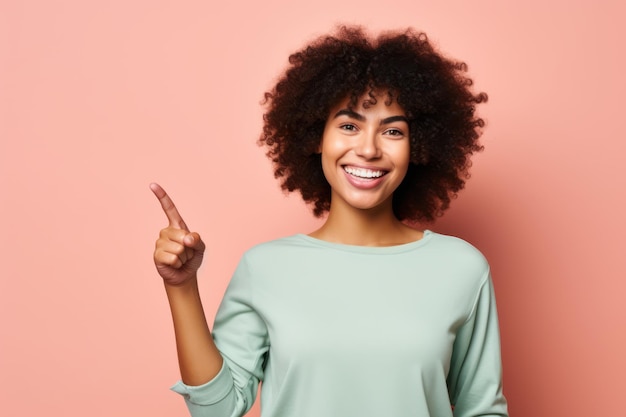 Ritratto di una donna afroamericana sorridente che punta il dito sullo spazio della copia