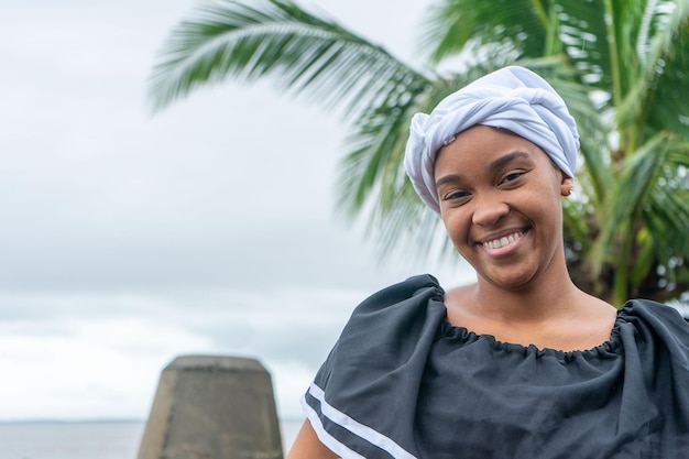 Ritratto di una donna afrodiscendente caraibica del Nicaragua che sorride e guarda la macchina fotografica con lo spazio della copia