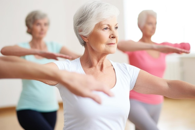 Ritratto di una donna anziana che fa la posa del guerriero durante la lezione di yoga creata con l'IA generativa