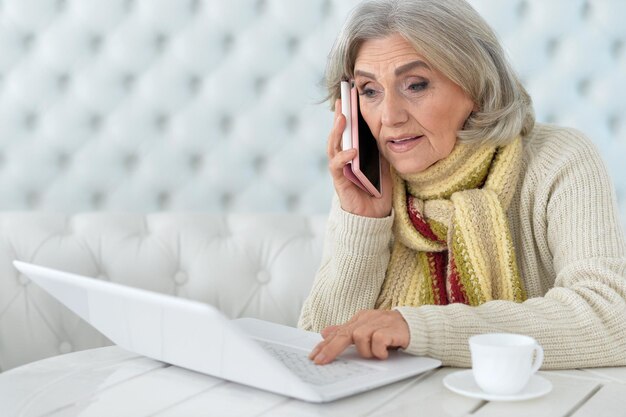 Ritratto di una donna anziana che utilizza un laptop, primo piano