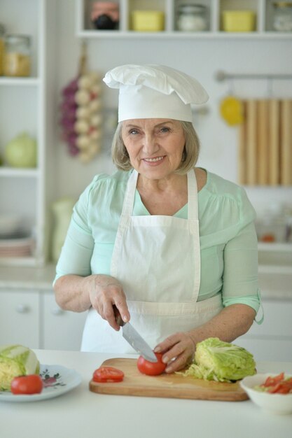 Ritratto di una donna anziana chef ritratto in cucina