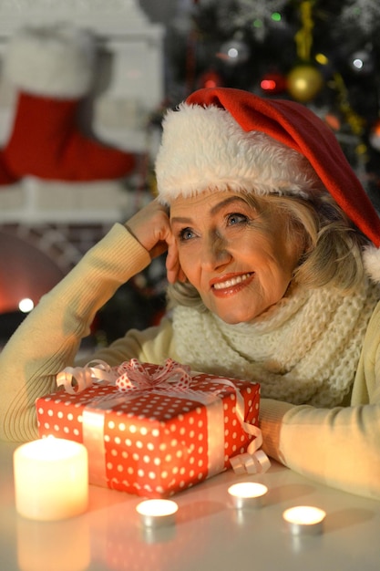 Ritratto di una donna anziana con regalo di Natale