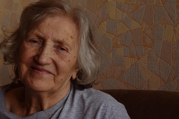 Ritratto di una donna anziana contro la parete