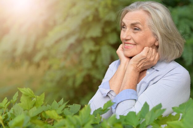 Ritratto di una donna anziana felice nel parco