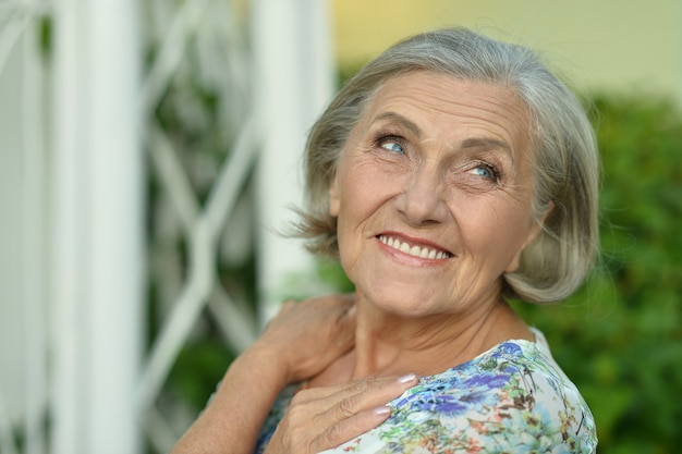 Ritratto di una donna anziana nel parco estivo