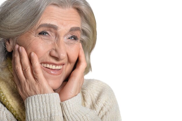 Ritratto di una donna anziana sorridente, primo piano