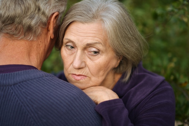 Ritratto di una donna anziana triste con il marito