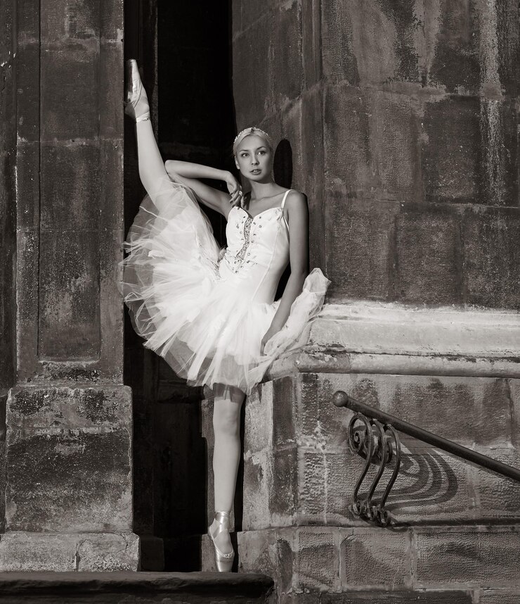 Foto ritratto di una donna appoggiata al muro