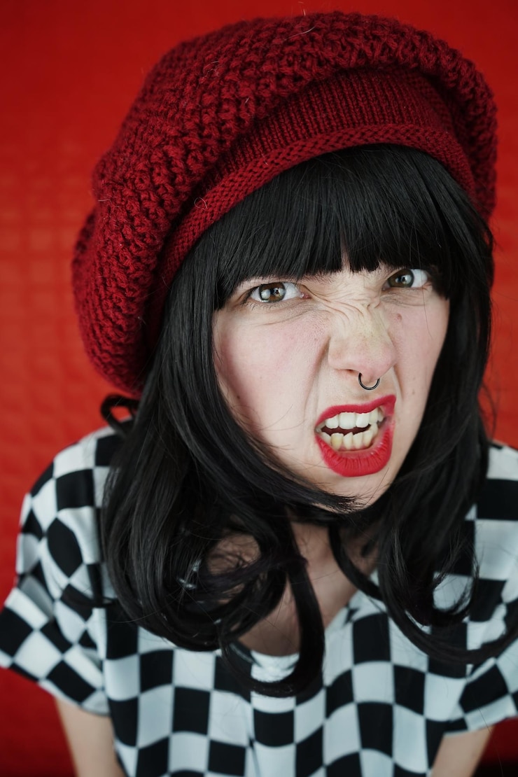 Foto ritratto di una donna arrabbiata che indossa un cappello a maglia