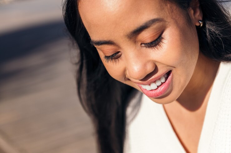 Ritratto di una donna asiatica sorridente