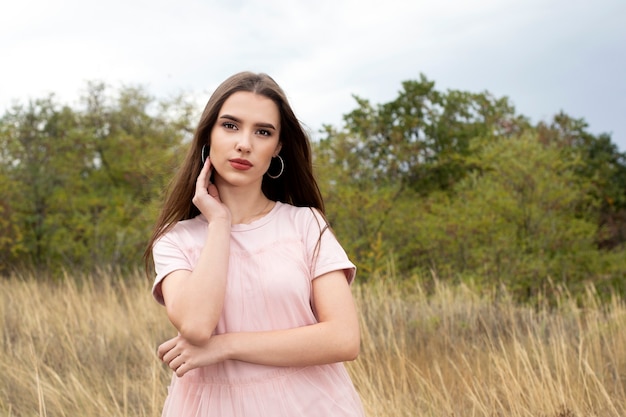 Ritratto di una donna bella e felice in natura