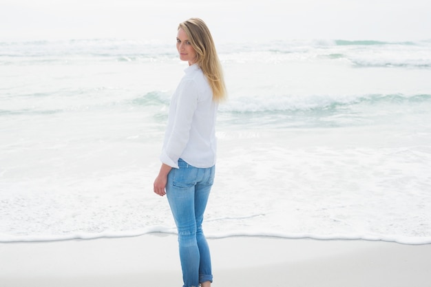 Ritratto di una donna casual sorridente in spiaggia