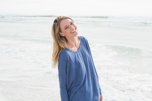 Ritratto di una donna casual sorridente in spiaggia