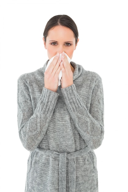 Ritratto di una donna casuale che soffre dal freddo