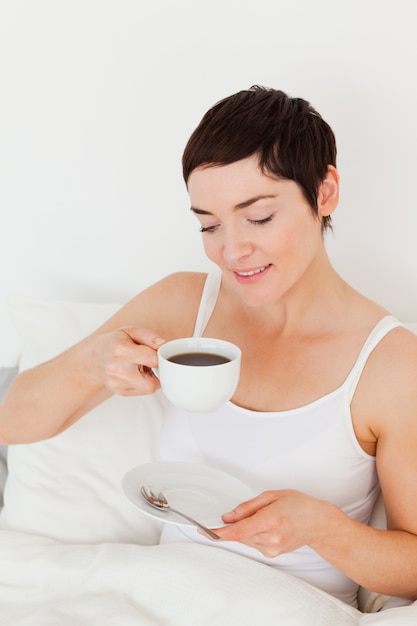 Ritratto di una donna che beve caffè