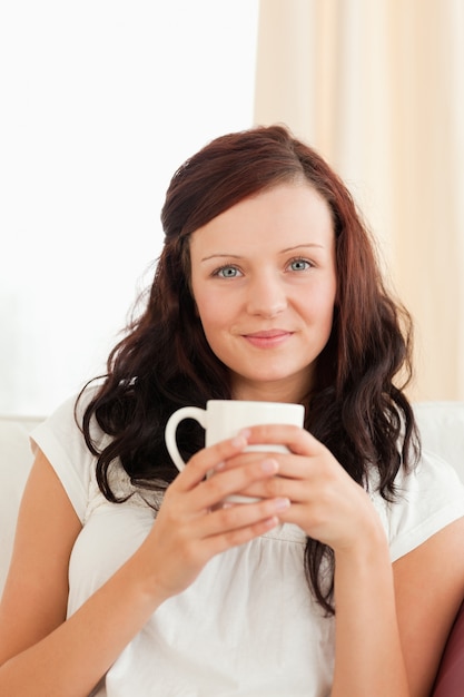 Ritratto di una donna che beve caffè