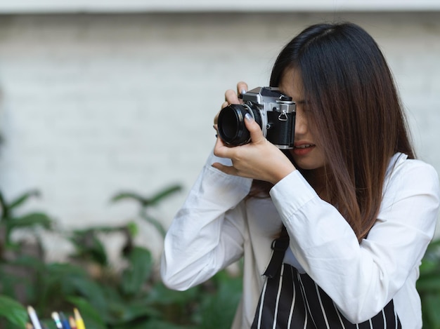 Ritratto di una donna che fotografa