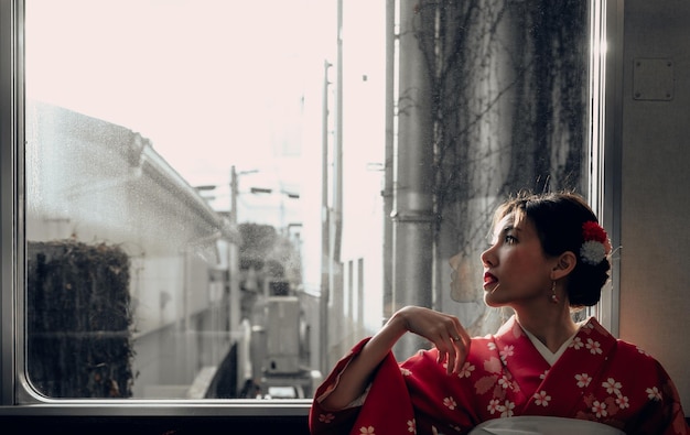 Ritratto di una donna che guarda attraverso la finestra