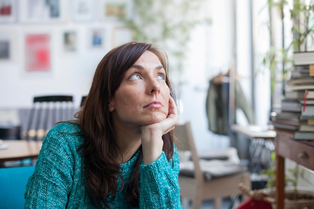 Ritratto di una donna che guarda da un'altra parte