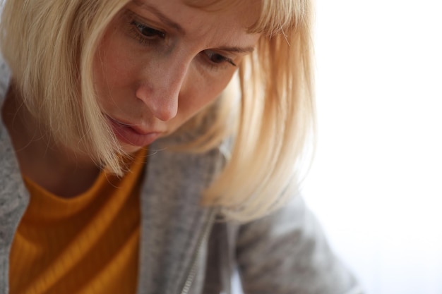 Ritratto di una donna che guarda in basso in primo piano